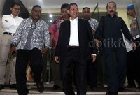 Setelah diperiksa hampir 10 jam, Dirut PT Pelindo II, Richard Joost Lino akhirnya keluar dari ruang pemeriksaan Bareskrim Mabes Polri.