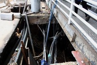 Lubang tersebut tepat berada di bawah JPO. Lamhot Aritonang/detikFoto.