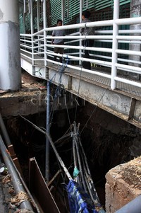 Lubang ini terjadi sudah cukup lama dan belum juga diperbaiki. Lamhot Aritonang/detikFoto.