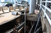 Bahkan tiang penjanggah JPO sudah tidak ada tanahnya lagi. Lamhot Aritonang/detikFoto.