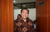 Rio memasuki ruang terdakwa di Pengadilan Tipikor, Jakarta.