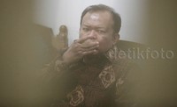 Rio menunggu sidang dimulai.