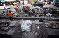 Hal itu dilakukan untuk merapihkan saluran air dan mengurangi genangan air saat hujan datang.