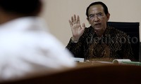 Suryadharma Ali melontarkan pertanyaan kepada saksi.
