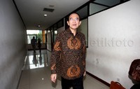 Suryadharma Ali menghadiri sidang lanjutan dengan mengenakan batik lengan panjang.
