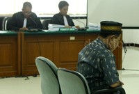 Kami penuntut umum dalam perkara ini menuntut agar Majelis Hakim pada Pengadilan Tindak Pidana Korupsi yang memeriksa dan mengadili perkara ini  memutuskan, menyatakan terdakwa telah terbukti secara sah dan meyakinkan menurut hukum bersalah melakukan tindak pidana korupsi, ujar Jaksa pada KPK Agus Prasetya Raharja.