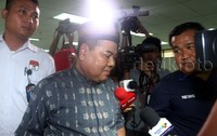 Syamsir meninggalkan ruang sidang.