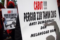 Mereka menilai Pergub tersebut bertentangan dengan prinsip-prinsip demokrasi dan konstitusi.