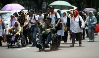 Banyak janda-janda veteran yang memakai kursi roda. Mereka beraksi bersama keturunan mereka.
