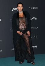 Hamil Besar, Kim Kardashian Seksi Berbaju Menerawang