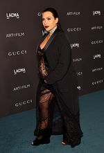 Hamil Besar, Kim Kardashian Seksi Berbaju Menerawang