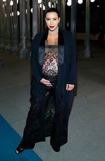 Hamil Besar, Kim Kardashian Seksi Berbaju Menerawang