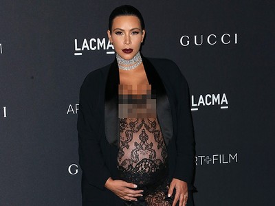 Hamil Besar, Kim Kardashian Seksi Berbaju Menerawang