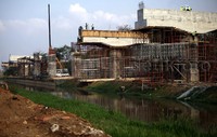 Pekerja melakukan pembangunan Tol Becakayu, Senin (9/11/2015).