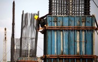 Pekerja menyelesaikan pembuatan tiang penyangga tol.