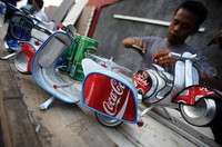 Ogifson Harianja membuat miniatur vespa dari kaleng bekas.