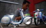 Miniatur Vespa dari Kaleng Bekas