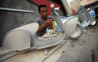 Ogifson Harianja mampu membuat lima miniatur vespa dalam sehari.