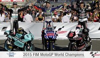 Jorge Lorenzo (tengah) foto bersama juara dunia Moto2 Danny Kent (kiri) dan juara dunia Moto3 Danny Kent (kanan). Heino Kalis/Reuters/detikFoto.