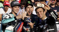 Jorge Lorenzo (tengah) selfie dengan Danny Kent (kiri) dan Danny Kent (kanan). Heino Kalis/Reuters/detikFoto.