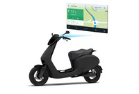 Yang menarik pada skuter ini adalah kompatibilitas aplikasi yang bisa terhubung dengan smartphone. Layar sentuh pada motor ini bisa mengoperasikan aplikasi seperti Google Maps, Spotify. Bahkan, aplikasi chating WhatsApp pun bisa dioperasikan di motor ini. Ist/Bolt Mobility.