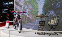 Sedangkan ukuran ban yang digunakan lebih kecil dari ukuran ban sepeda motor biasanya. Suzuki Feel Free Go mengusung mesin berkapasitas 49cc 4-tak dengan SOHC 2 katup.