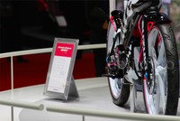 Motor ini juga terbilang ringan dengan bobot 65 kg. Tampilan warna dirancang untuk mengincar target pasar usia muda yang dinamis. Sisi teknologi tentu diperhatikan oleh Suzuki. Pada panel, terdapat layar yang dapat melihat tampilan yang dihasilkan oleh kamera depan.