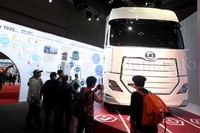 Pengunjung melihat-lihat truk yang dipamerkan UD Truck.