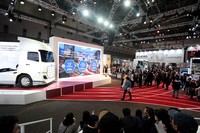 Sebagai penanda momen bersejarah, UD Truck tampil beda dalam memamerkan booth di TMS 2015. Anak perusahaan Volvo Group ini mengusung tema dalam boothnya Going the Extra Mile For Smart Logistic.