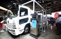 Pengunjung melihat-lihat truk yang dipamerkan UD Truck.