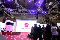 Pengunjung melihat-lihat truk Quon Vision.