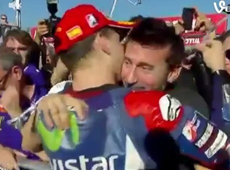 Ketika Max Biaggi Selamati Lorenzo di Valencia