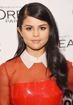 Selena Gomez Cantik Dibalut Dress Mini Merah Menyala