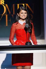 Selena Gomez Cantik Dibalut Dress Mini Merah Menyala