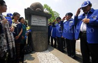 Nachrowi Ramli memberikan penghormatan di depan makam MH Thamrin.