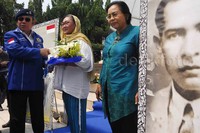 Nachrowi Ramli menyerahkan karangan bunga kepada keluarga pahlawan.