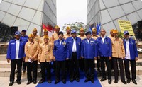 Nachrowi Ramli foto bersama veteran.