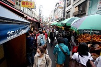 Kondisi Tsukiji Fish Market yang bebas bau, kecuali bau amis ikan tersebut menjadi favorit wisatawan lokal maupun mancanegara.