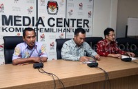 Ketua Perludem Didik Supriyanto bersama Komisioner KPU Ferry Kurnia Rizkiyansyah meluncurkan enam aplikasi akses informasi Pilkada serentak 2015 di Gedung KPU Pusat, Jakarta, Selasa (10/11/2015).