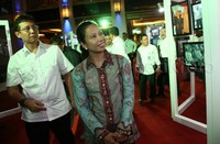 Menteri BUMN Rini Sumarno dan Dirut Bank Mandiri Budi G Sadikin tengah melihat foto-foto yang ditampilkan.