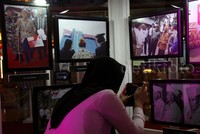 Pengunjung dalam melihat foto-foto yang ditampilkan mulai dari 10 - 15 November 2015.