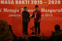 Wakil Presiden Jusuf Kalla bersama Ketua Persatuan Alumni Gerakan Mahasiswa Nasional Indonesia (PA GMNI) Ahmad Basarah menghadiri pengukuhan DPP Persatuan Alumni GMNI periode 2015-2020 di Jakarta, Selasa (10/11/2015).