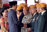 Jokowi Salami Para Veteran di Hari Pahlawan