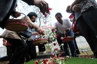 Ketua Umum DPP Ikatan Advokat Indonesia (Ikadin) Sutrisno (kanan) didampinggi Arya Paramita anak almarhum Harjono Tjitrosoebono. Pool/Ikadin.