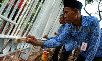 Sejumlah PNS mengecat pagar Monas.