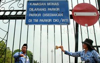 Sejumlah PNS mengecat pagar Monas dengan warna putih.
