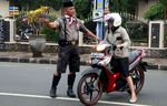 Polisi di Banyumas Berpakaian Pejuang