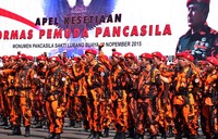 Anggota Pemuda Pancasila mengikuti upacara dengan mengenakan seragam loreng oranye. Pool/Lamhot Aritonang/detikFoto.