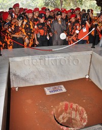 Japto meninjau sumur lubang buaya. Pool/Lamhot Aritonang/detikFoto.