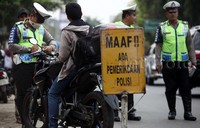 Polisi memeriksa kelengkapan surat-surat kendaraan.
